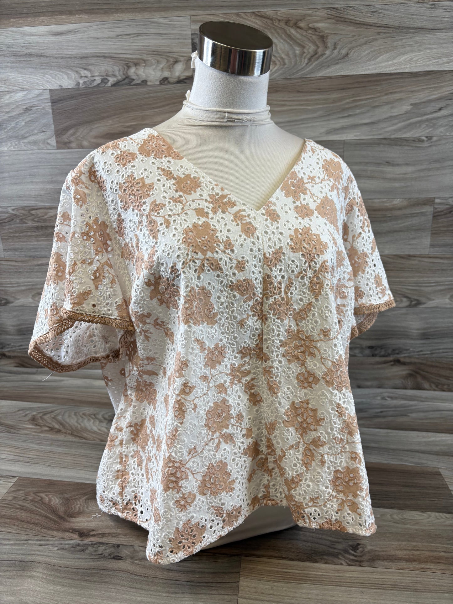 Top Short Sleeve By Isaac Mizrahi Live Qvc In Tan & White, Size: 1x