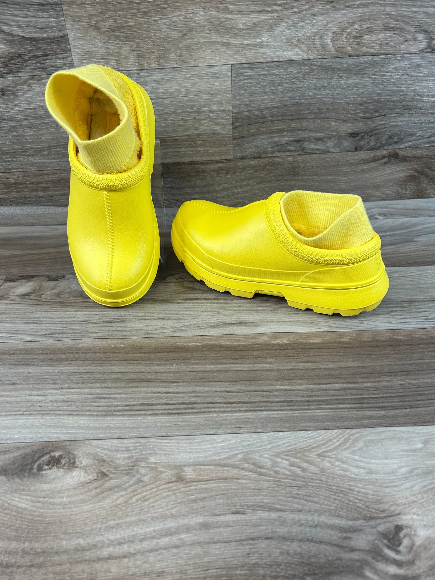 Shoes Designer By Ugg In Yellow, Size: 8