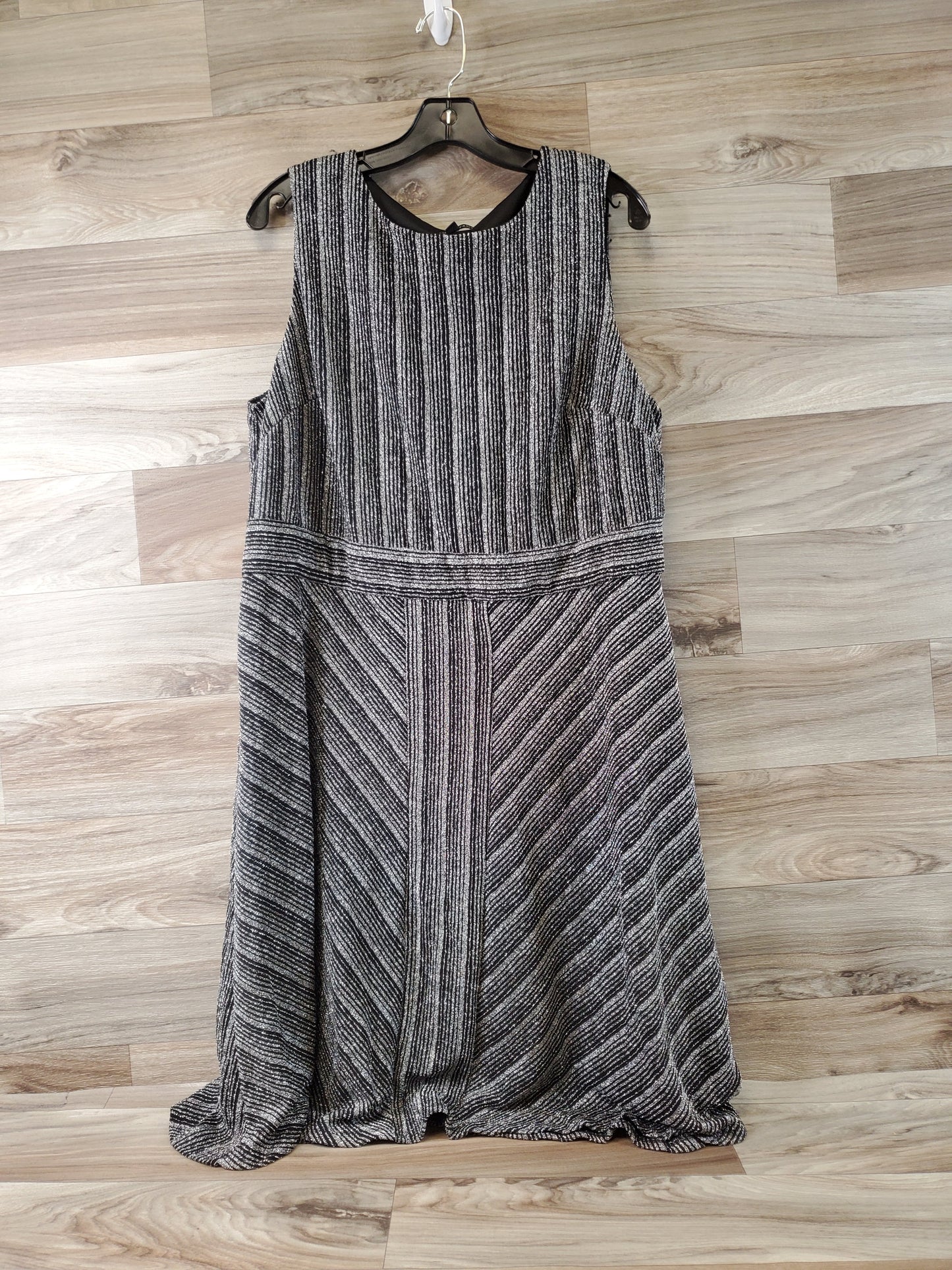 Dress Casual Midi By Lane Bryant In Black & Silver, Size: 1x