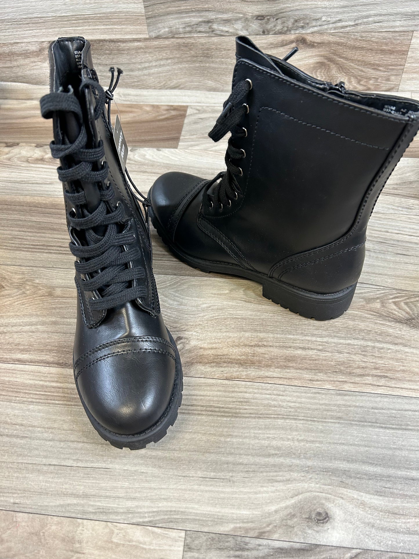 Boots Combat By Arizona  Size: 9.5