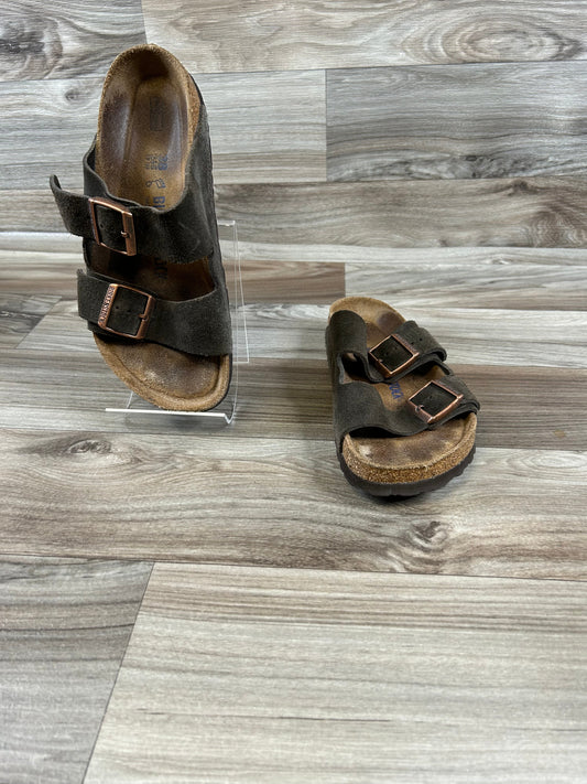 Brown Sandals Flats Birkenstock, Size 7