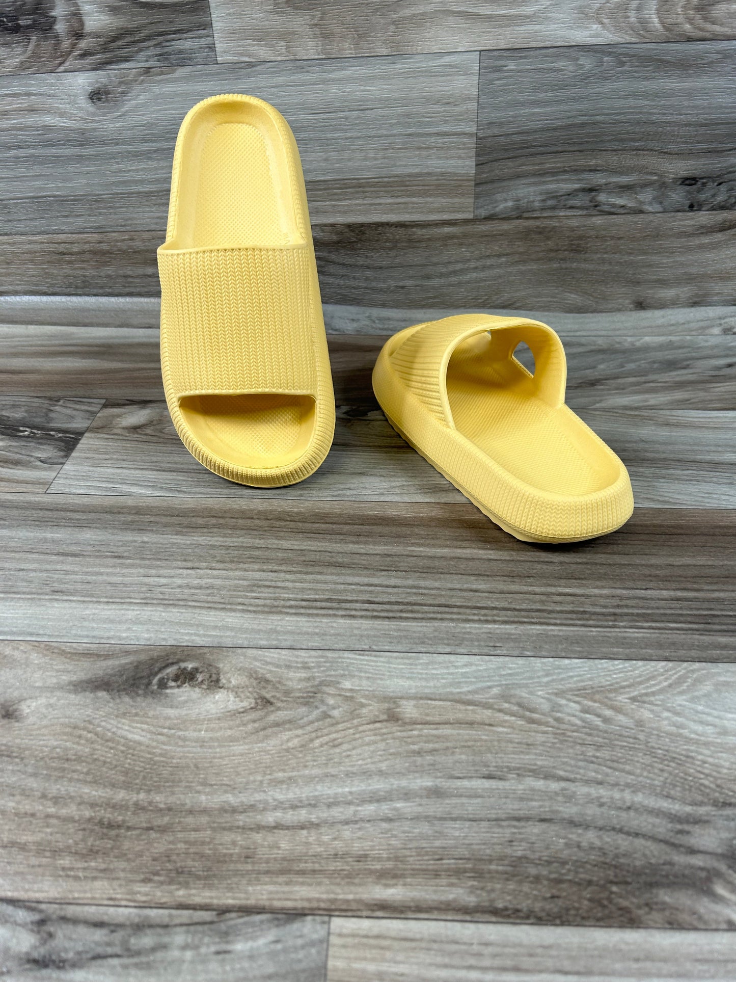 Yellow Sandals Flats Clothes Mentor, Size 7.5