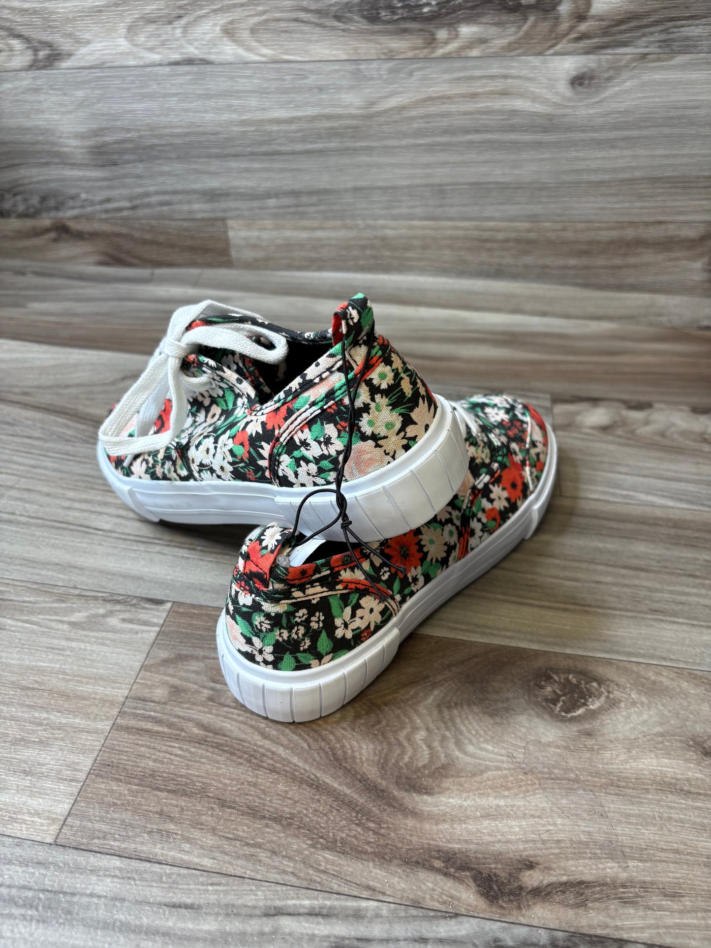 Shoes Sneakers By Divided In Floral Print, Size: 7