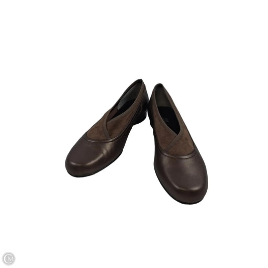 Shoes Flats By Clothes Mentor In Bronze, Size: 9