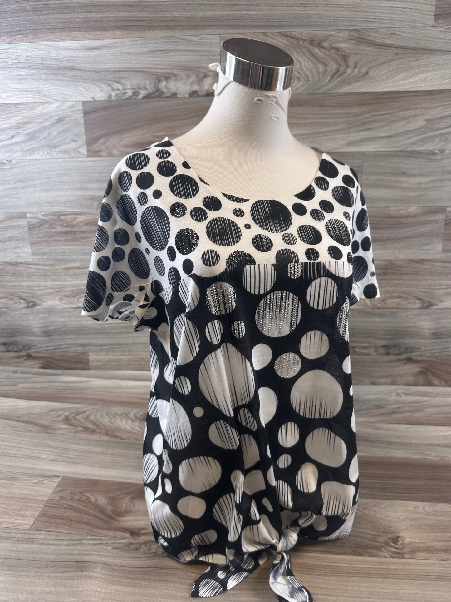 Top Short Sleeve Basic By Chicos In Polkadot Pattern, Size: L