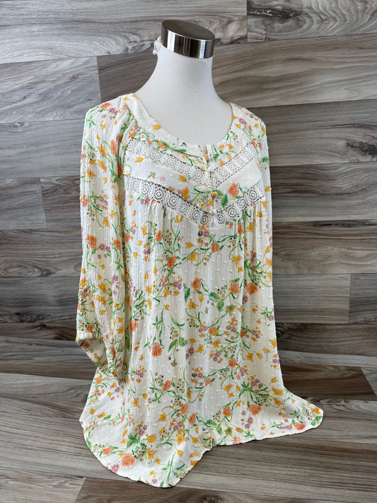 Top Short Sleeve By Rose And Olive In White & Yellow, Size: 1x