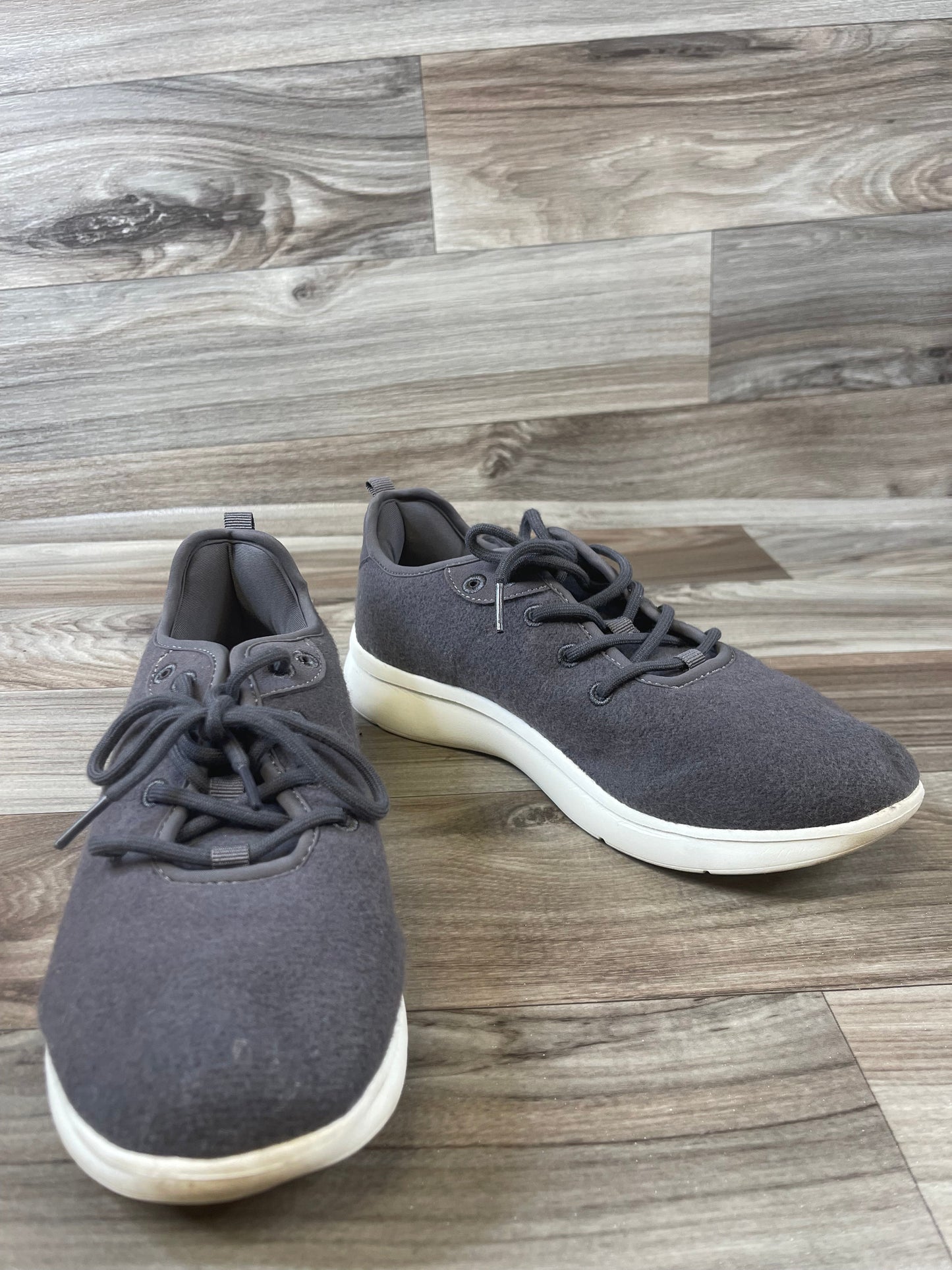 Shoes Sneakers By Cme In Grey & White, Size: 9