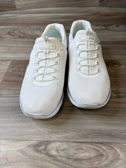 Shoes Sneakers By Skechers In White, Size: 9.5