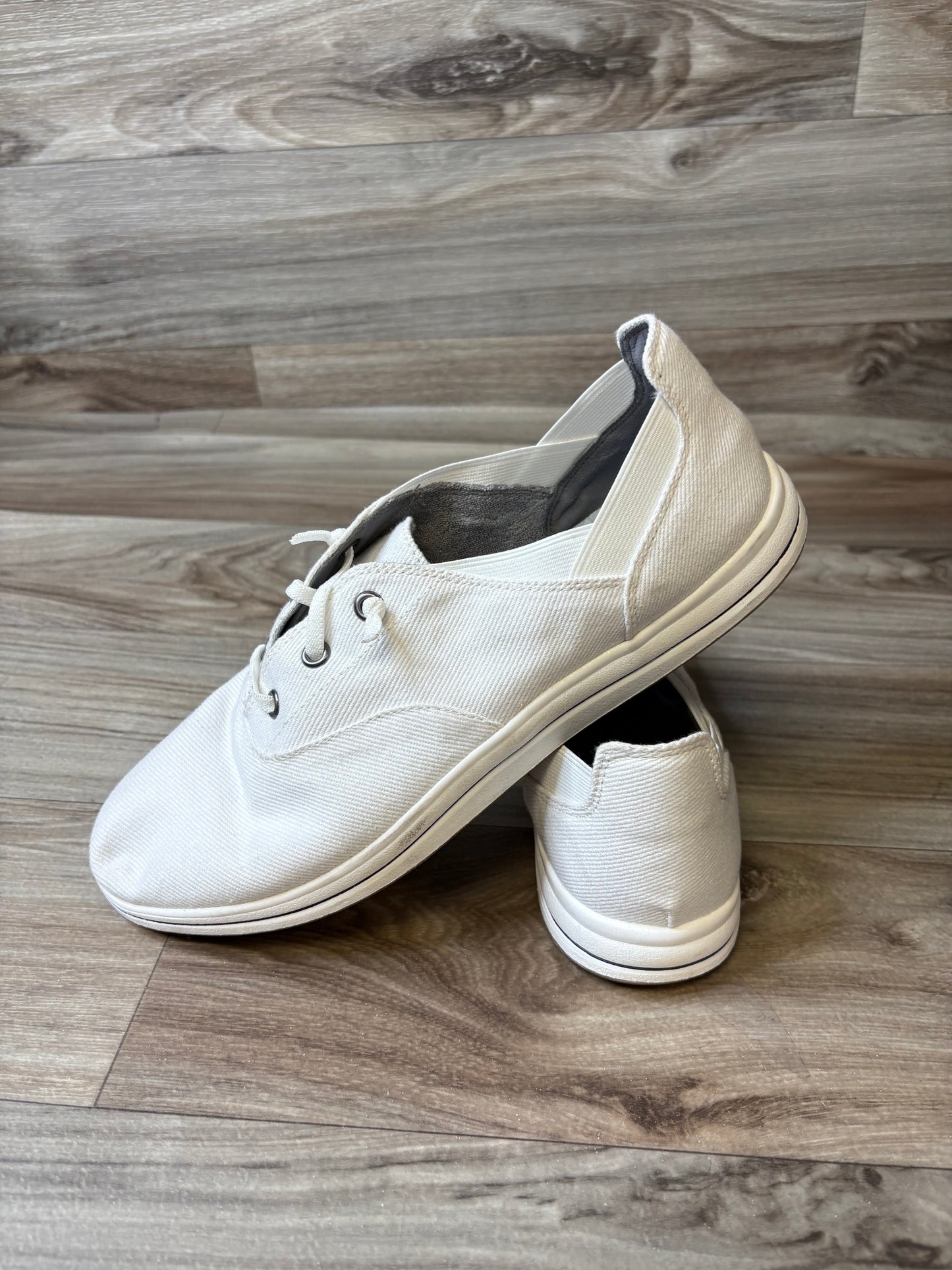 Shoes Sneakers By Clarks In White, Size: 9.5