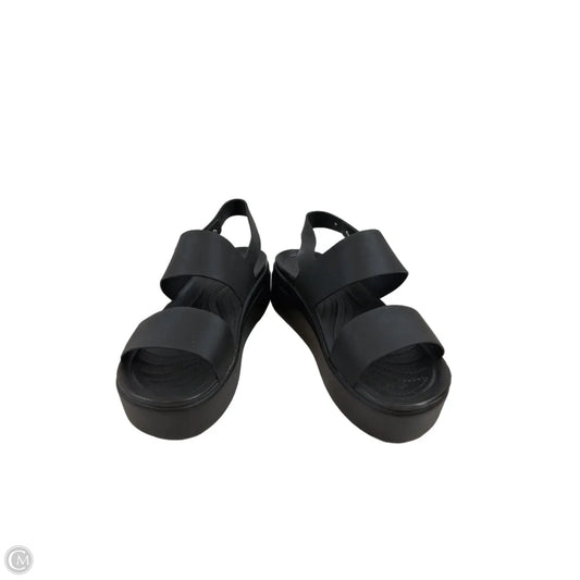 Sandals Heels Platform By Crocs In Black, Size: 10