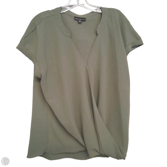 Top Sleeveless By Fortune & Ivy In Green, Size: L