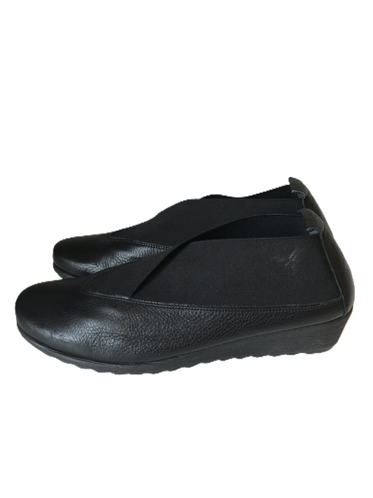 Black Shoes Flats By The Flexx Size: 9.5