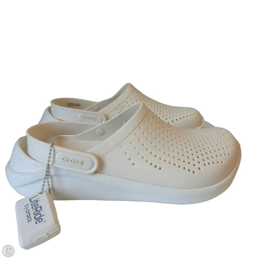 Shoes Flats By Crocs In Beige, Size: 8