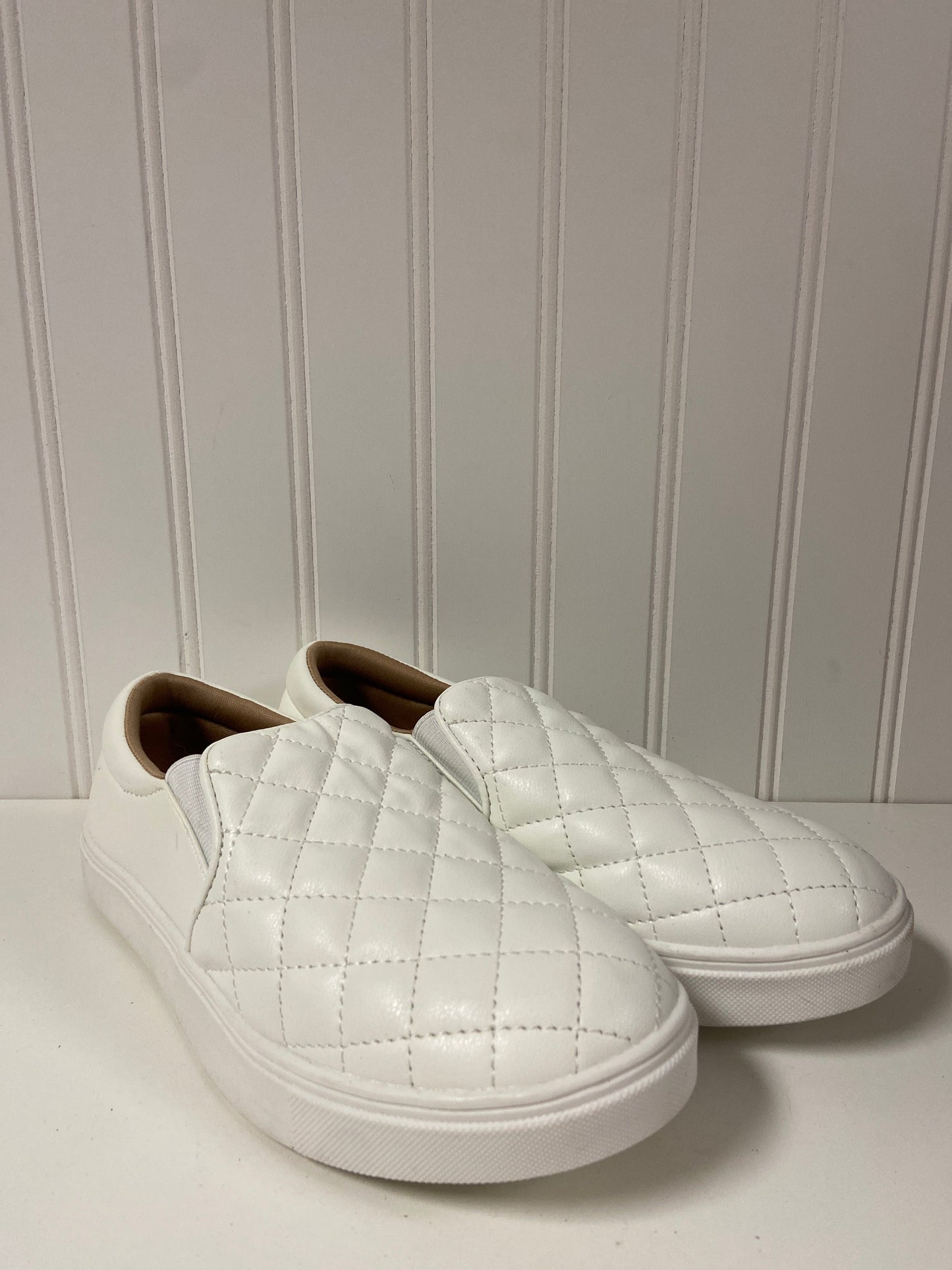 White Shoes Flats Clothes Mentor, Size 6
