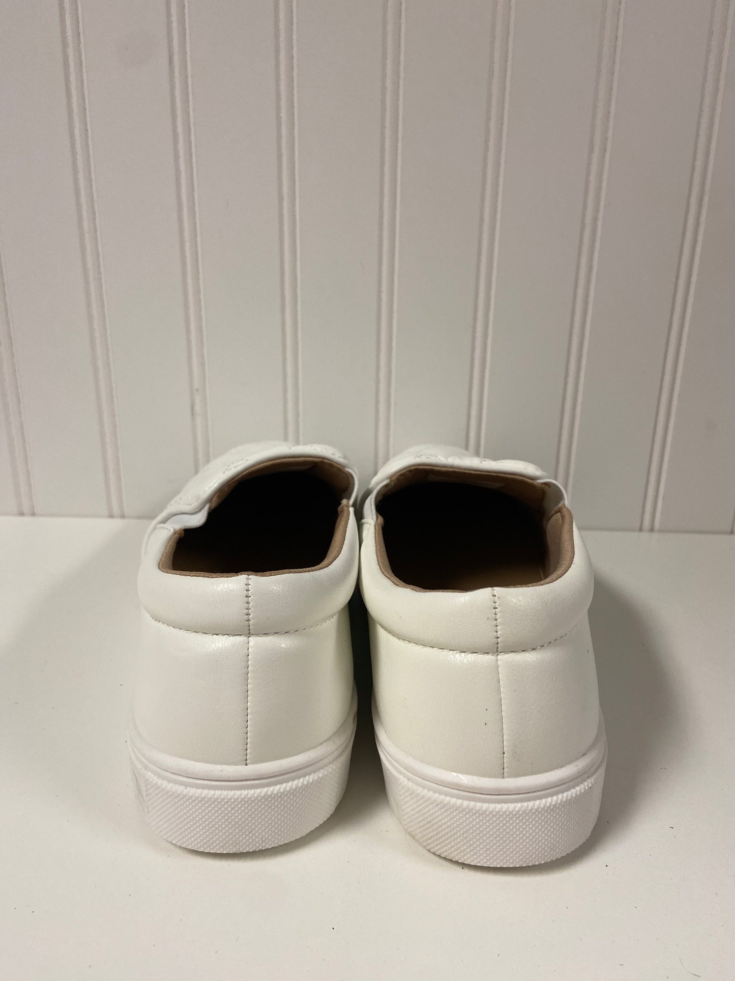 White Shoes Flats Clothes Mentor, Size 6