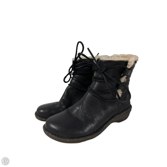 Boots Designer By Ugg In Black, Size: 8
