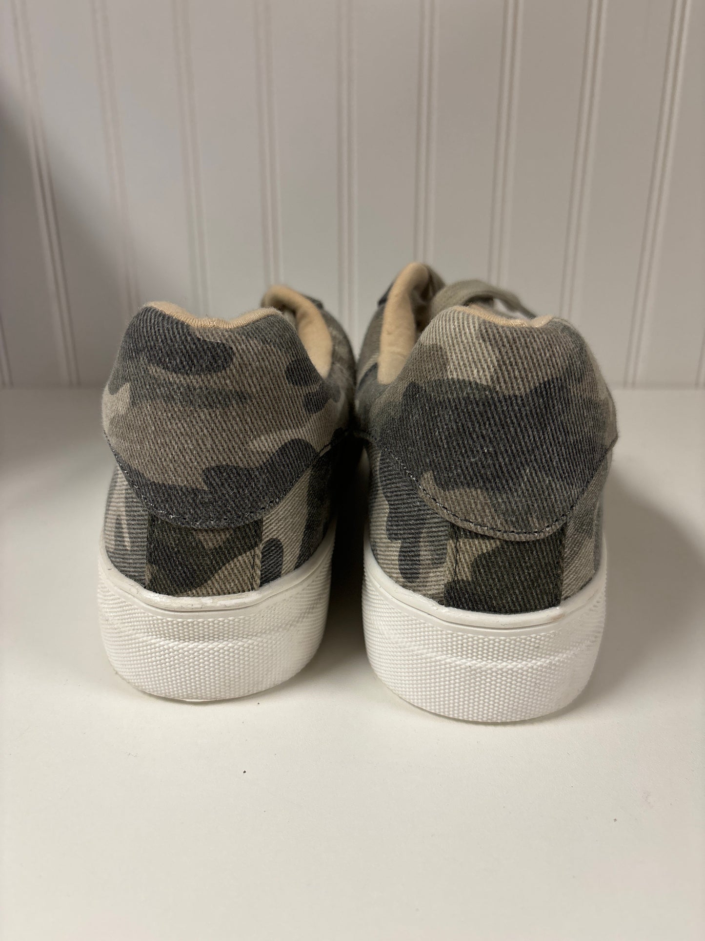 Camouflage Print Shoes Sneakers Soda, Size 10