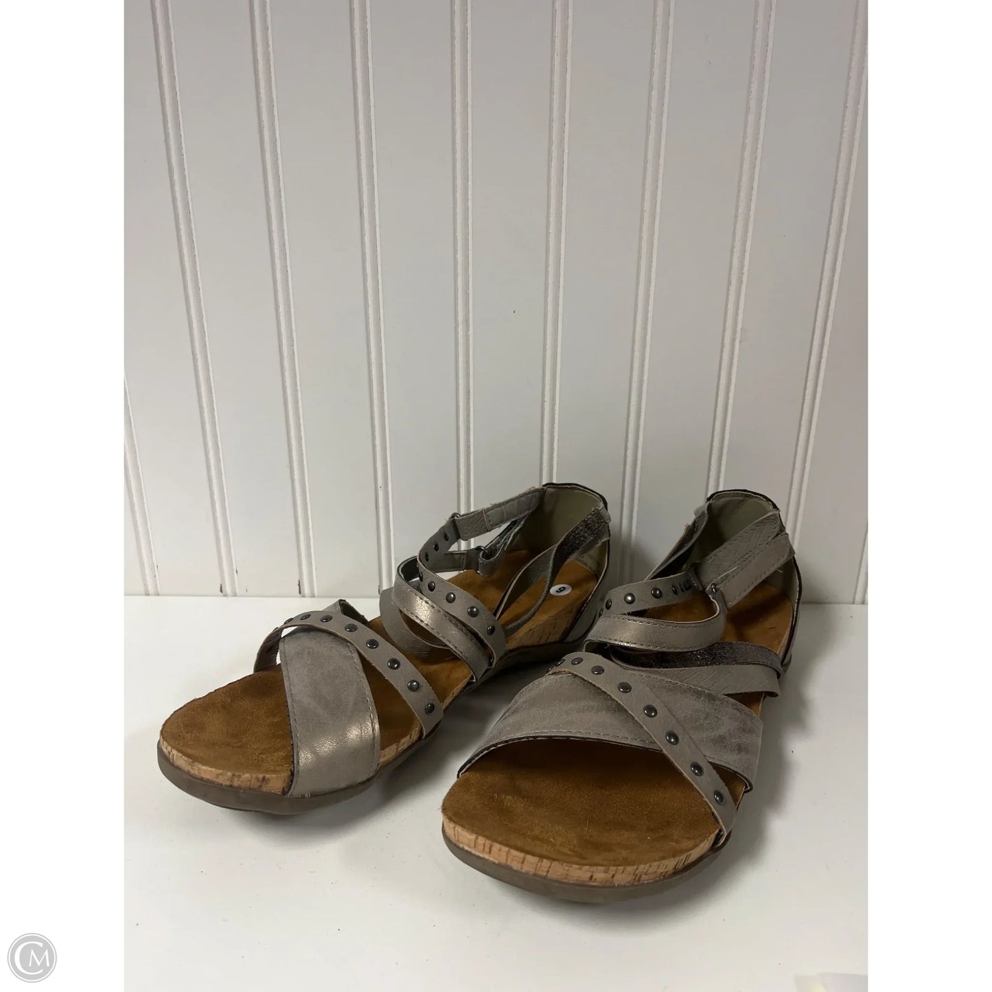 Sandals Flats By Bearpaw In Grey, Size: 9