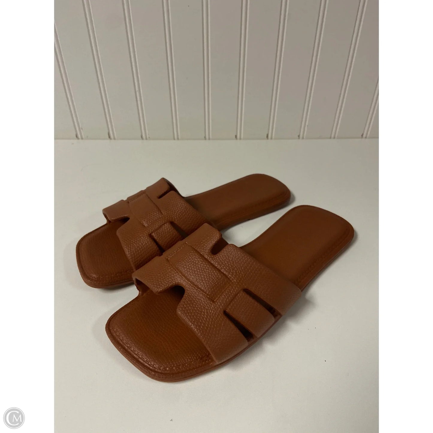 Sandals Flats By Clothes Mentor In Tan, Size: 7.5