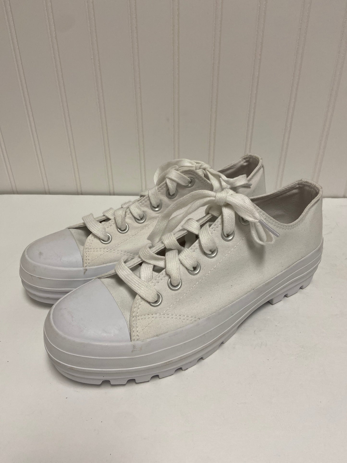 White Shoes Sneakers No Boundaries, Size 9.5