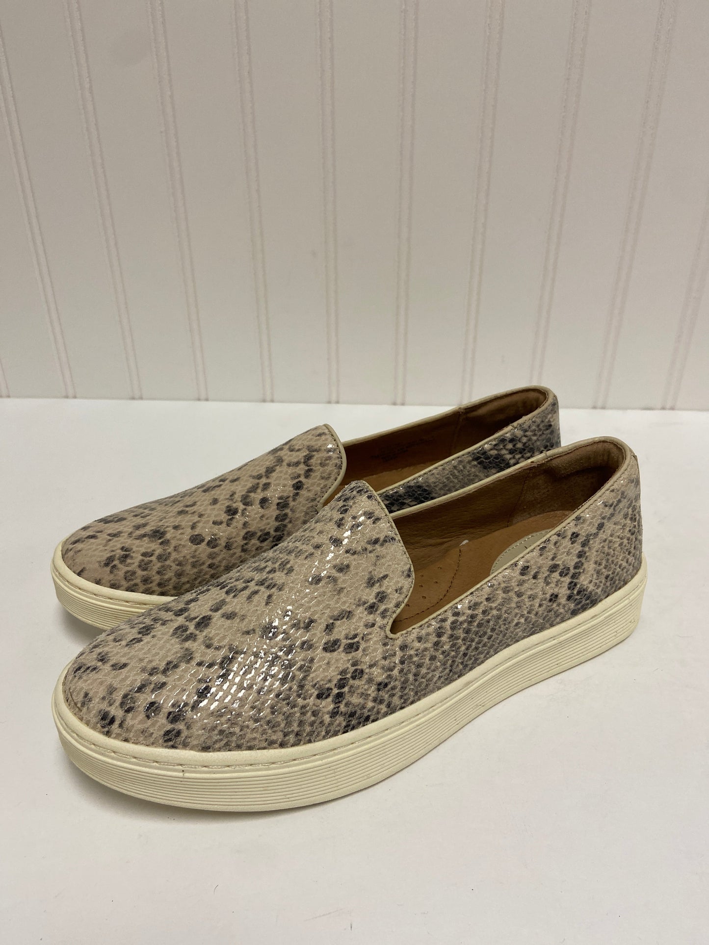 Snakeskin Print Shoes Flats Clothes Mentor, Size 7