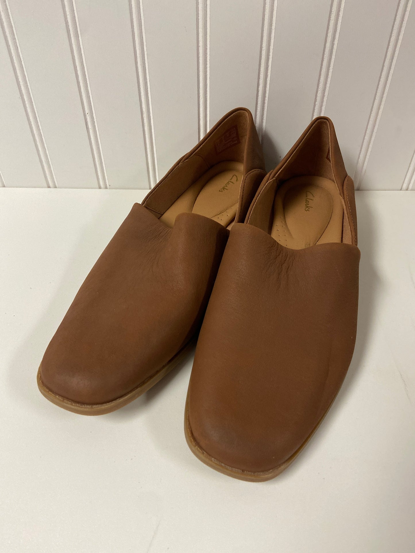 Shoes Flats By Clarks In Brown, Size: 9