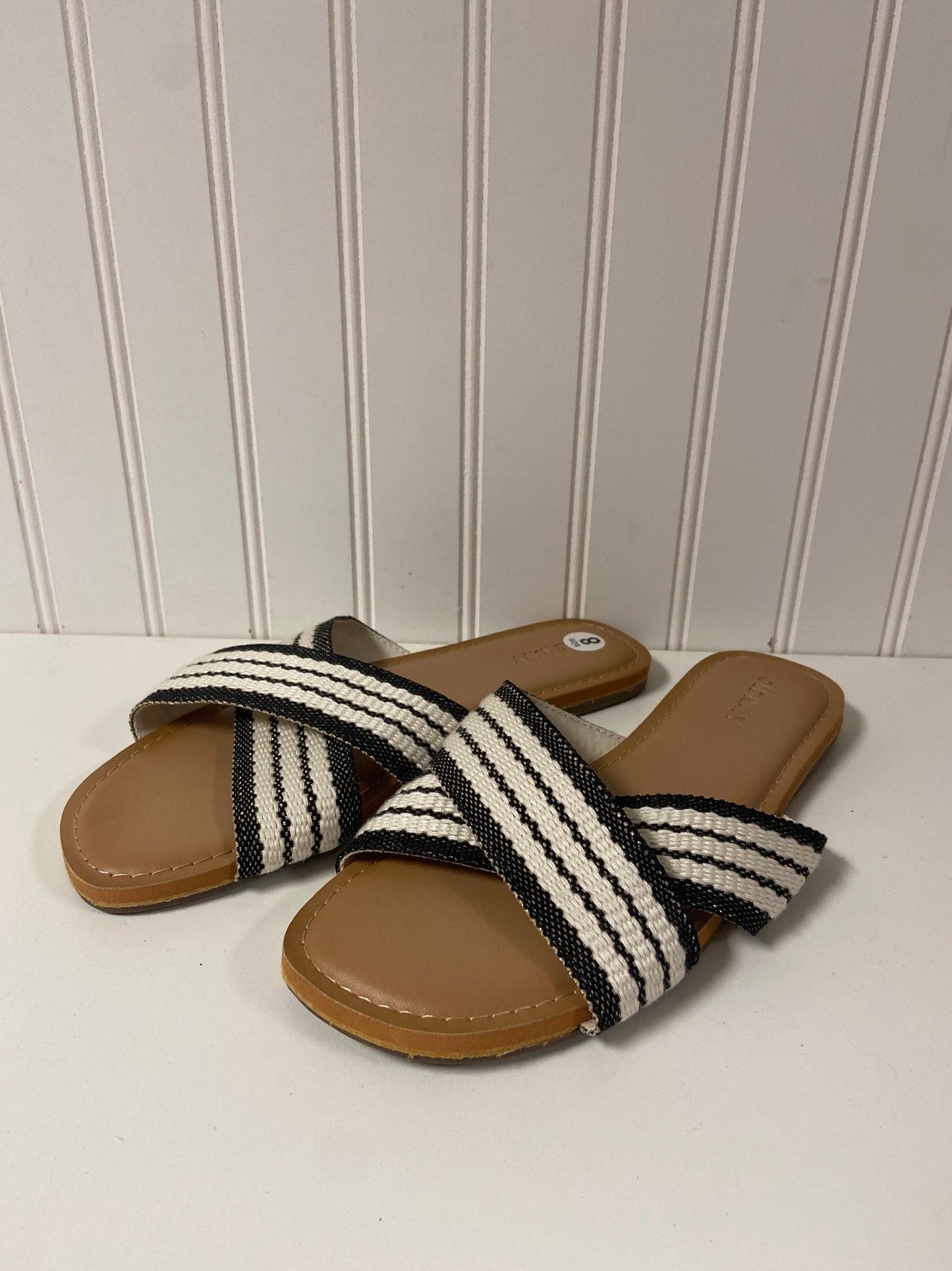 Sandals Flats By Old Navy In Black & White, Size: 8