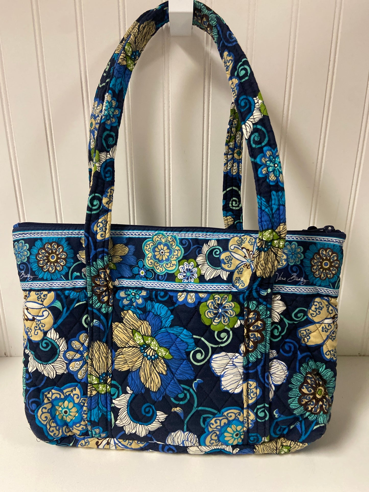 Handbag By Vera Bradley, Size: Large