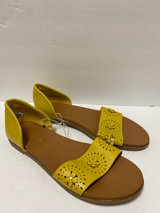 Yellow Sandals Flats Clothes Mentor, Size 10