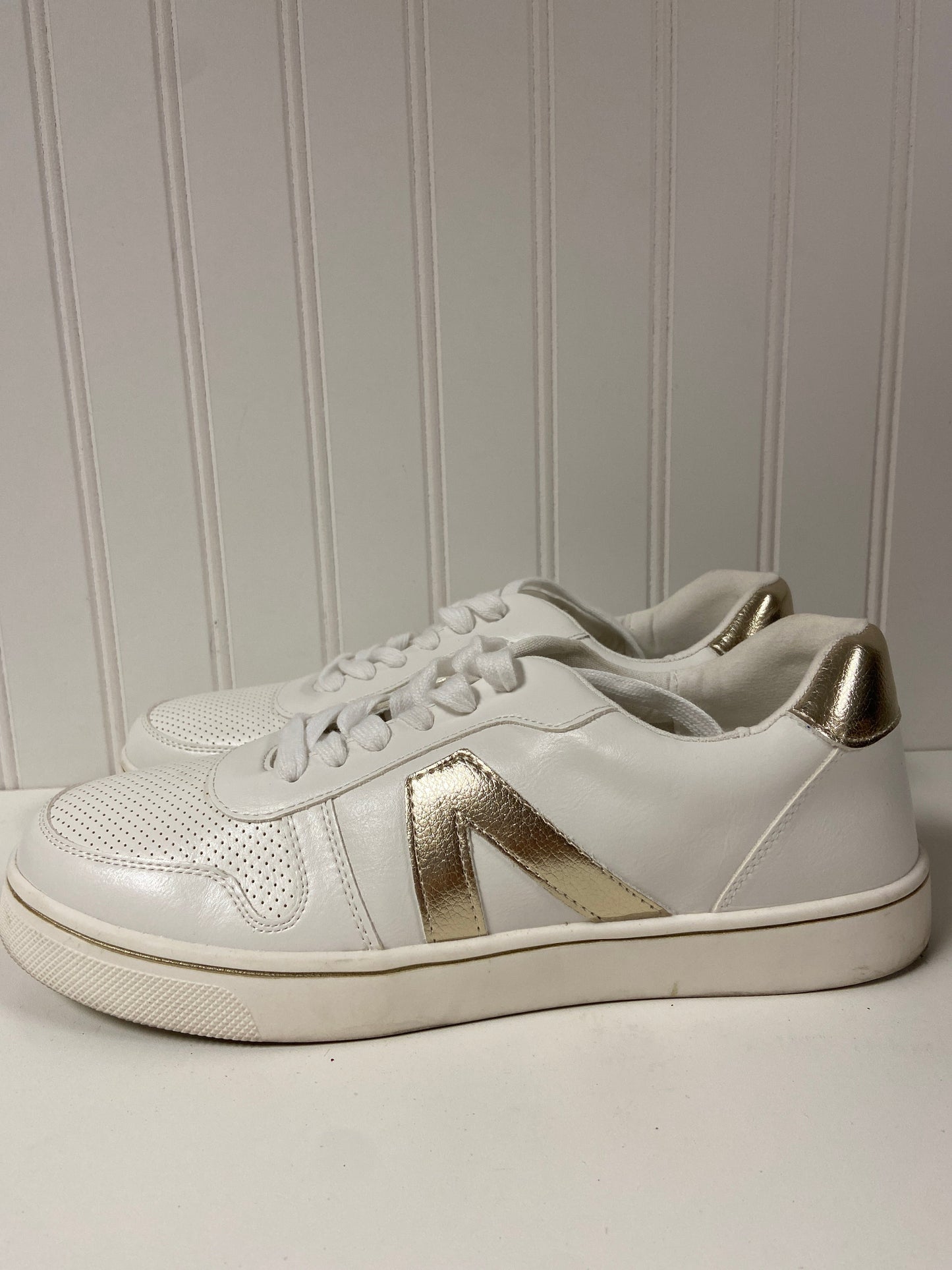 White Shoes Sneakers Mia, Size 9.5