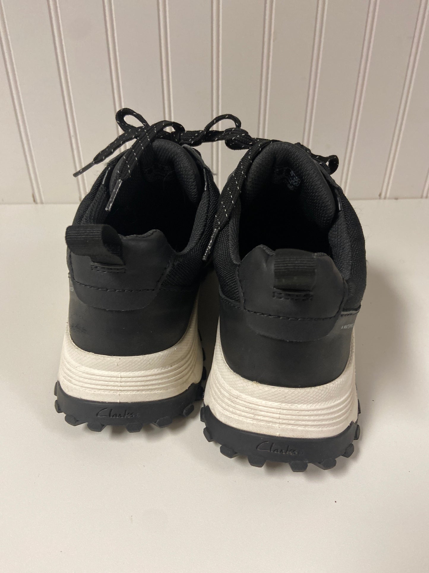 Shoes Sneakers By Clarks In Black, Size: 9