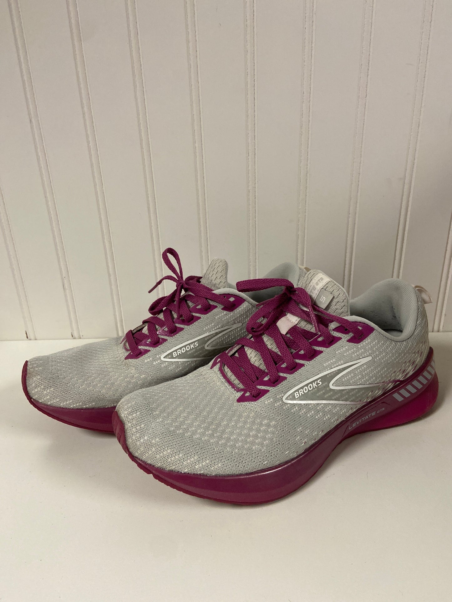 Shoes Athletic By Brooks In Cream & Pink, Size: 9.5