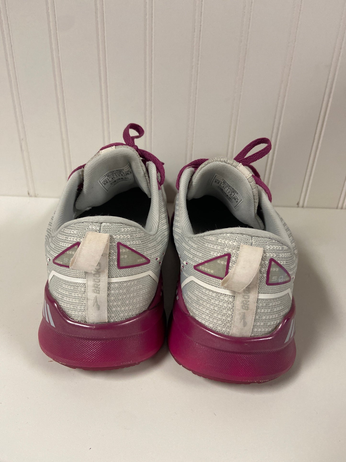 Shoes Athletic By Brooks In Cream & Pink, Size: 9.5