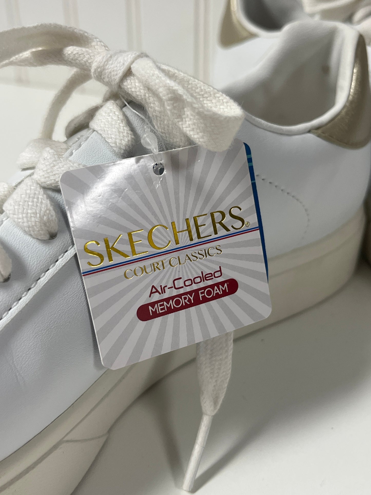 Shoes Sneakers By Skechers In Gold & White, Size: 8.5