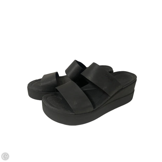 Sandals Heels Platform By Crocs In Black, Size: 10