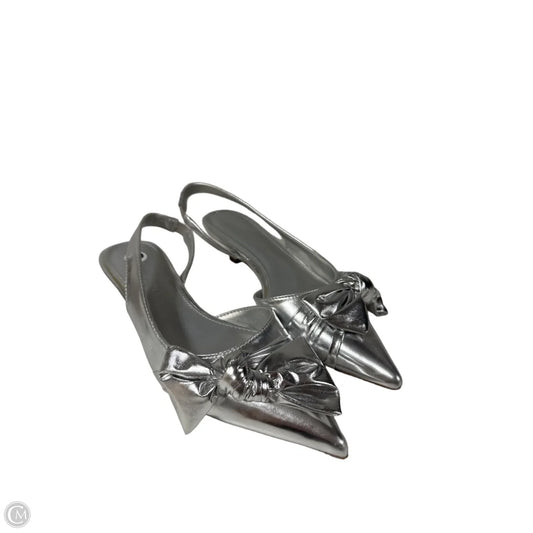 Shoes Heels Kitten By Clothes Mentor In Silver, Size: 6.5