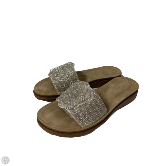 Sandals Flats By Clothes Mentor In Silver, Size: 7.5