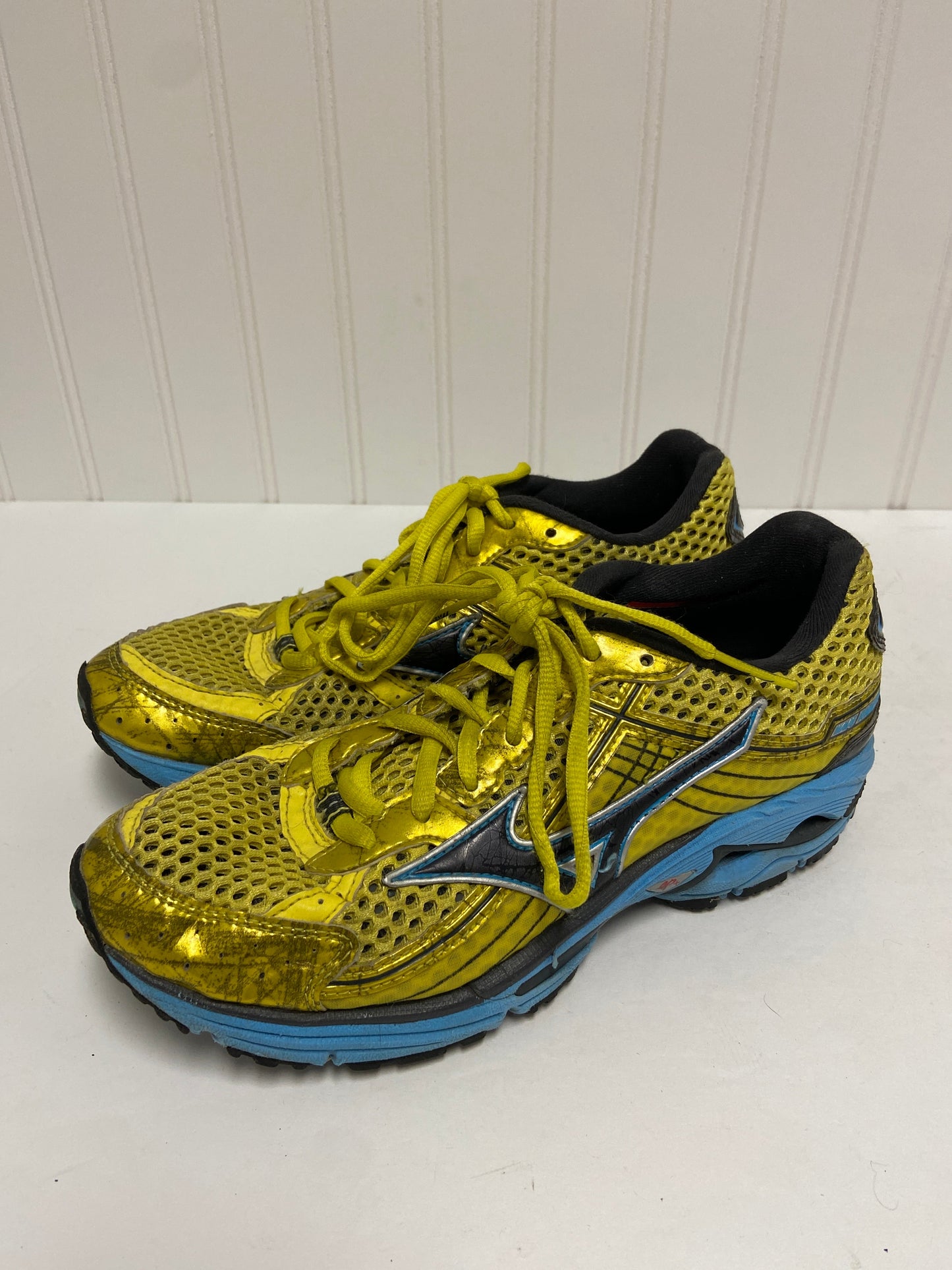 Yellow Shoes Athletic Clothes Mentor, Size 7