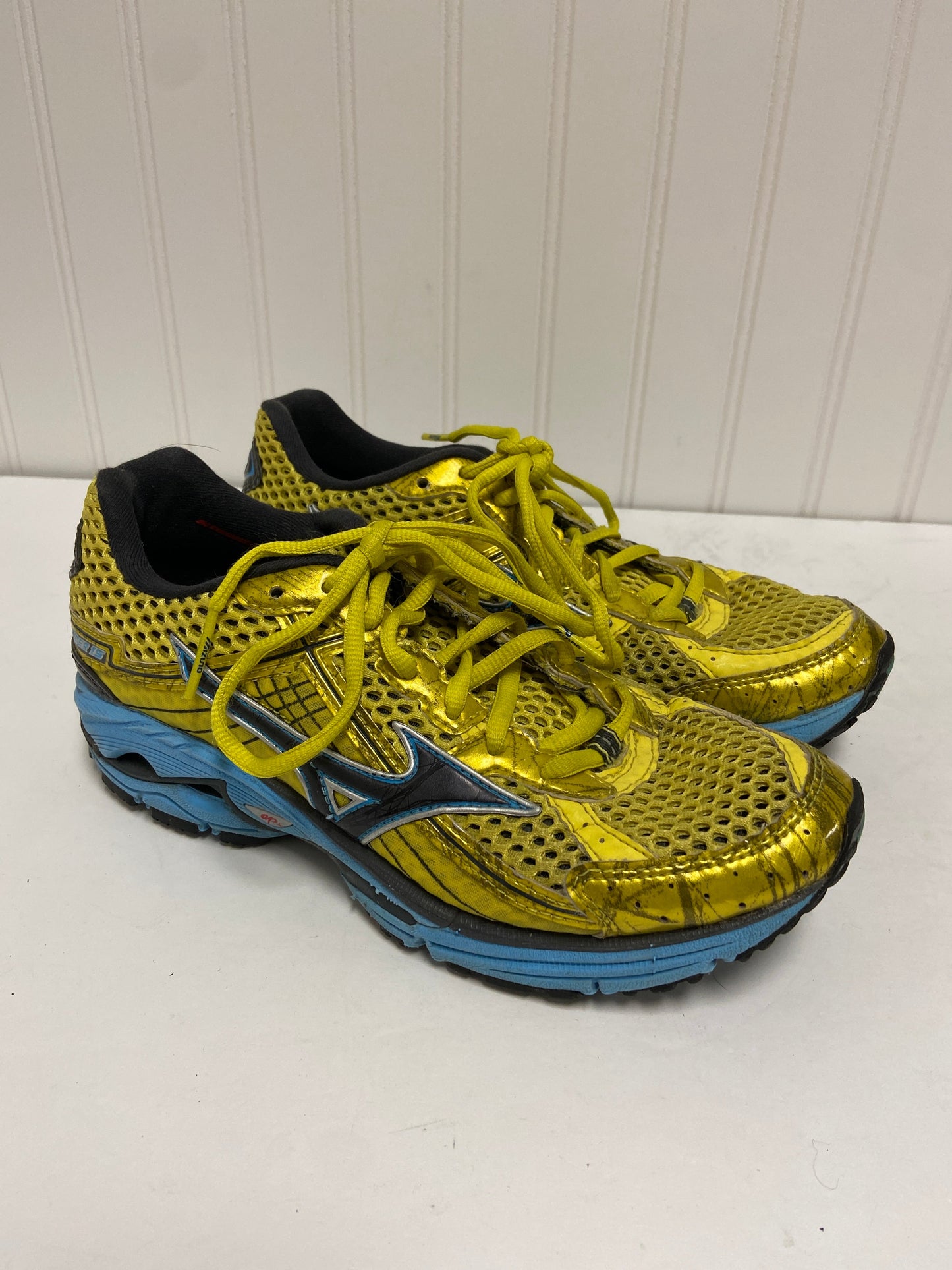 Yellow Shoes Athletic Clothes Mentor, Size 7