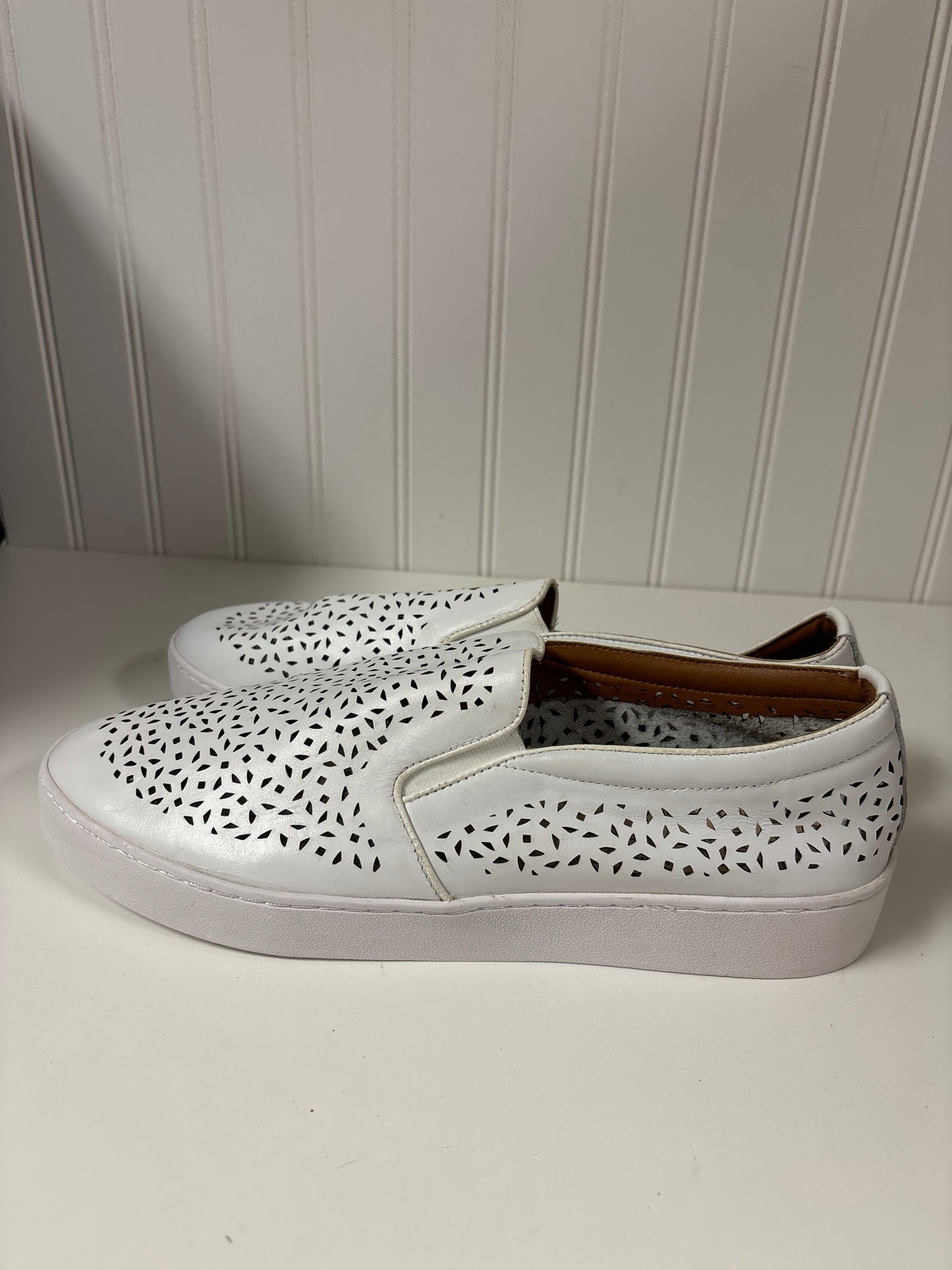 White Shoes Flats Vionic, Size 9.5