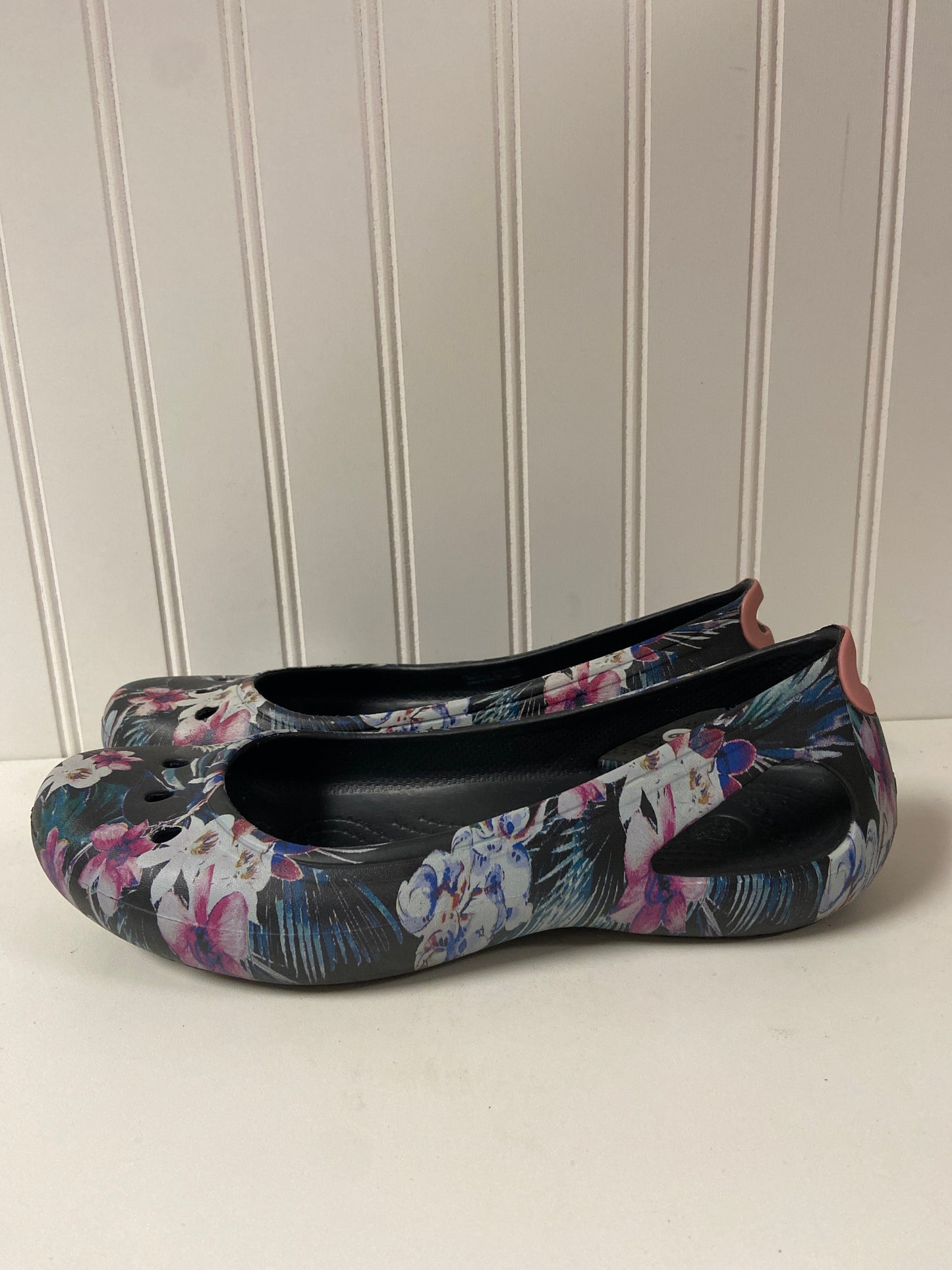 Floral Print Shoes Flats Crocs, Size 9