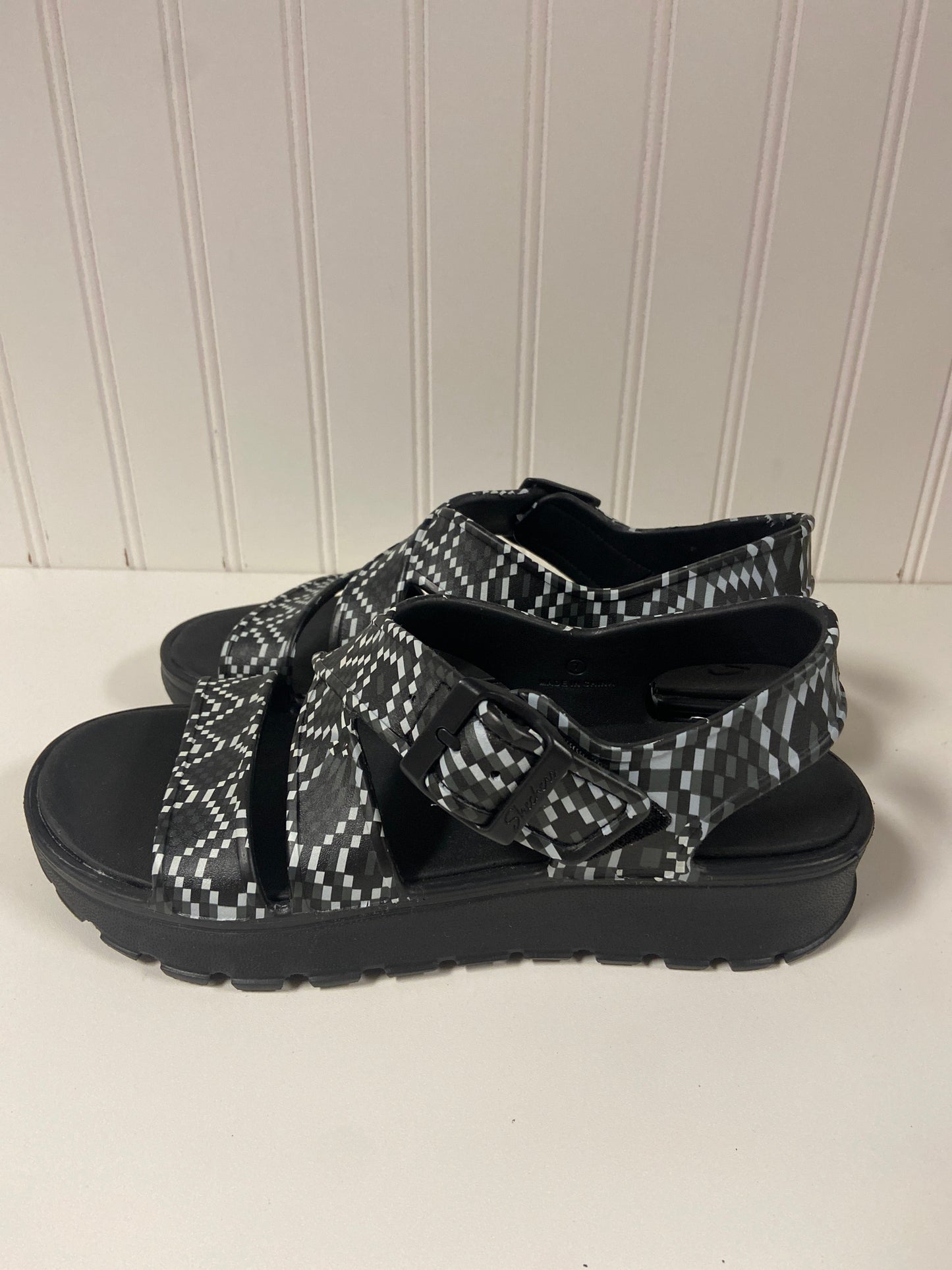 Sandals Flats By Skechers In Black & White, Size: 7