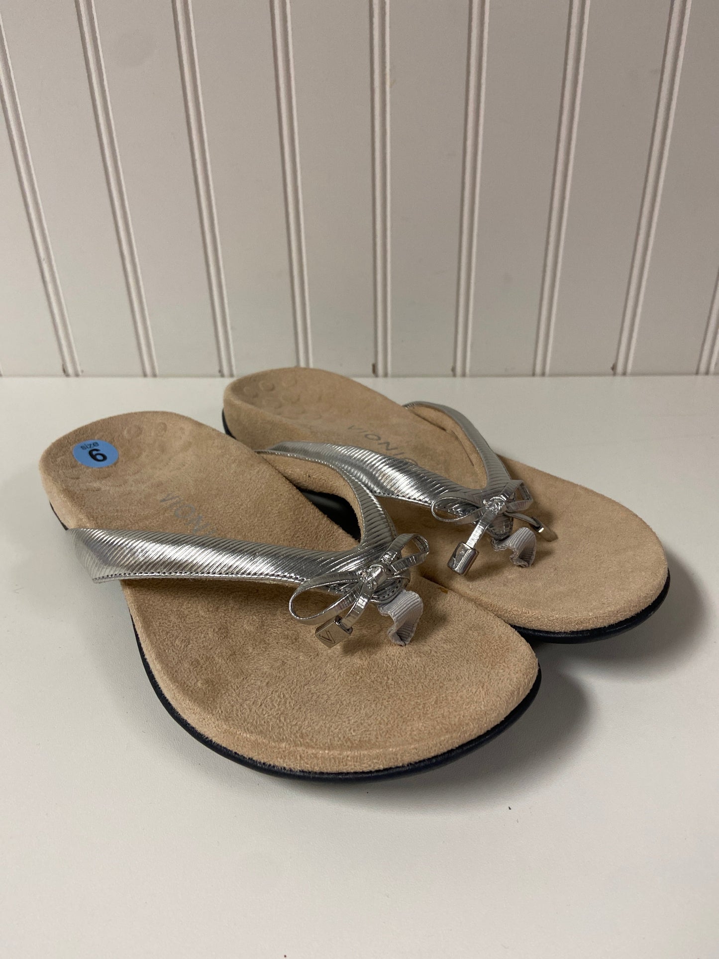 Sandals Flip Flops By Vionic In Silver, Size: 6