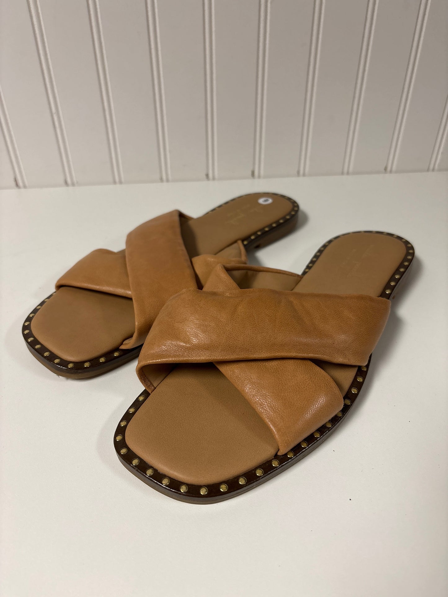 Sandals Flats By Cmc In Tan, Size: 9