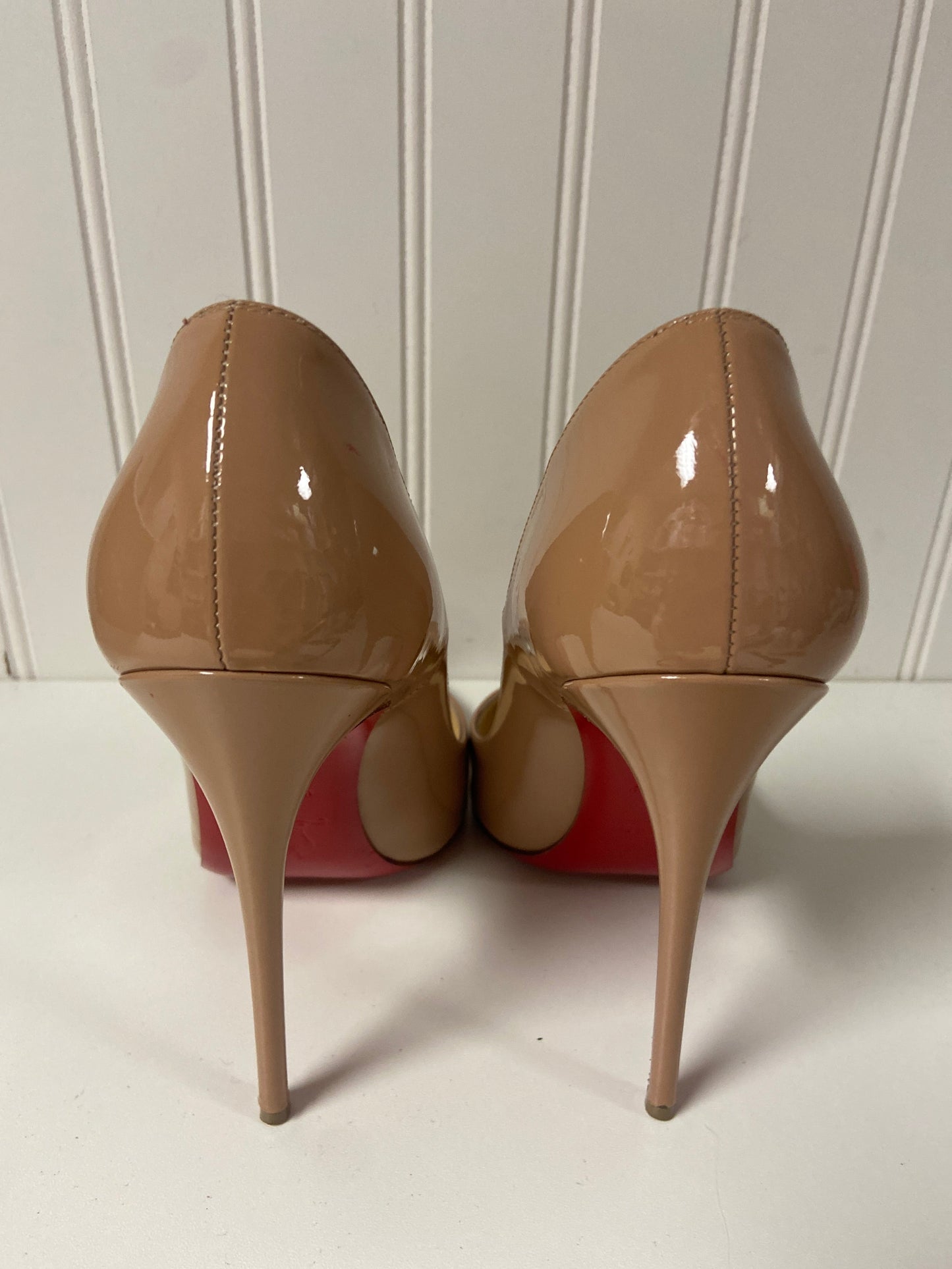 Shoes Luxury Designer By Christian Louboutin In Beige, Size: 7