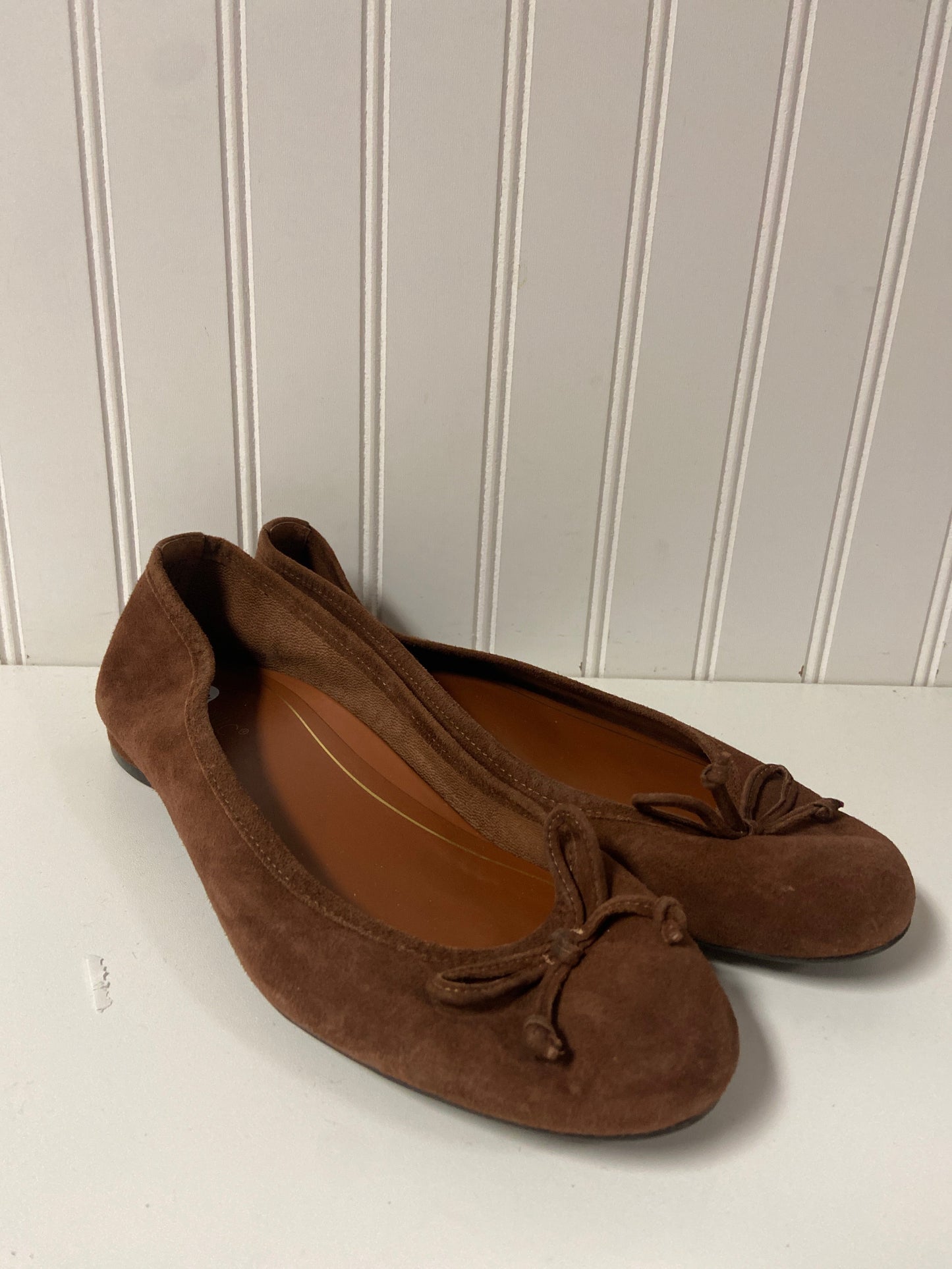 Shoes Flats By Vionic In Brown, Size: 8.5