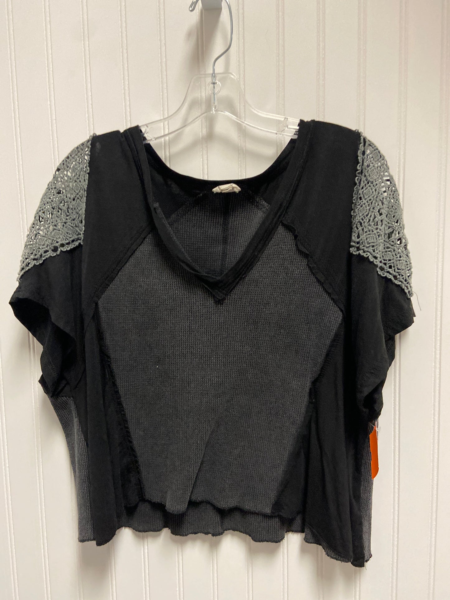 Top Short Sleeve By Pol In Black & Grey, Size: S