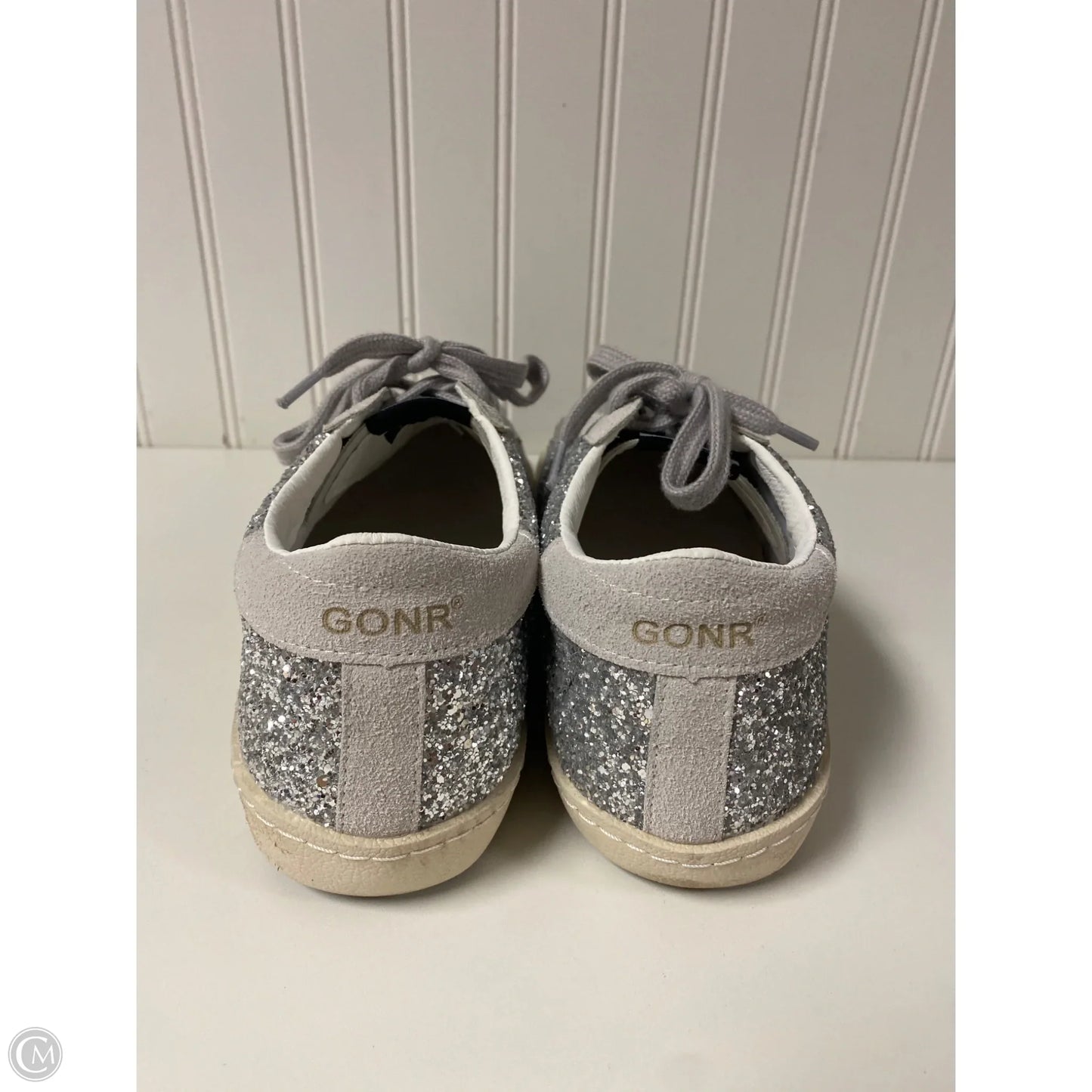 Shoes Sneakers By Clothes Mentor In Silver & White, Size: 9