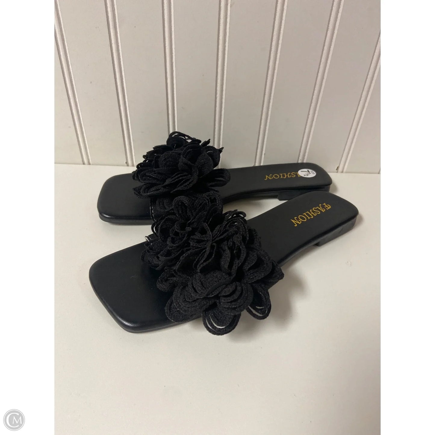 Sandals Flats By Clothes Mentor In Black, Size: 7.5