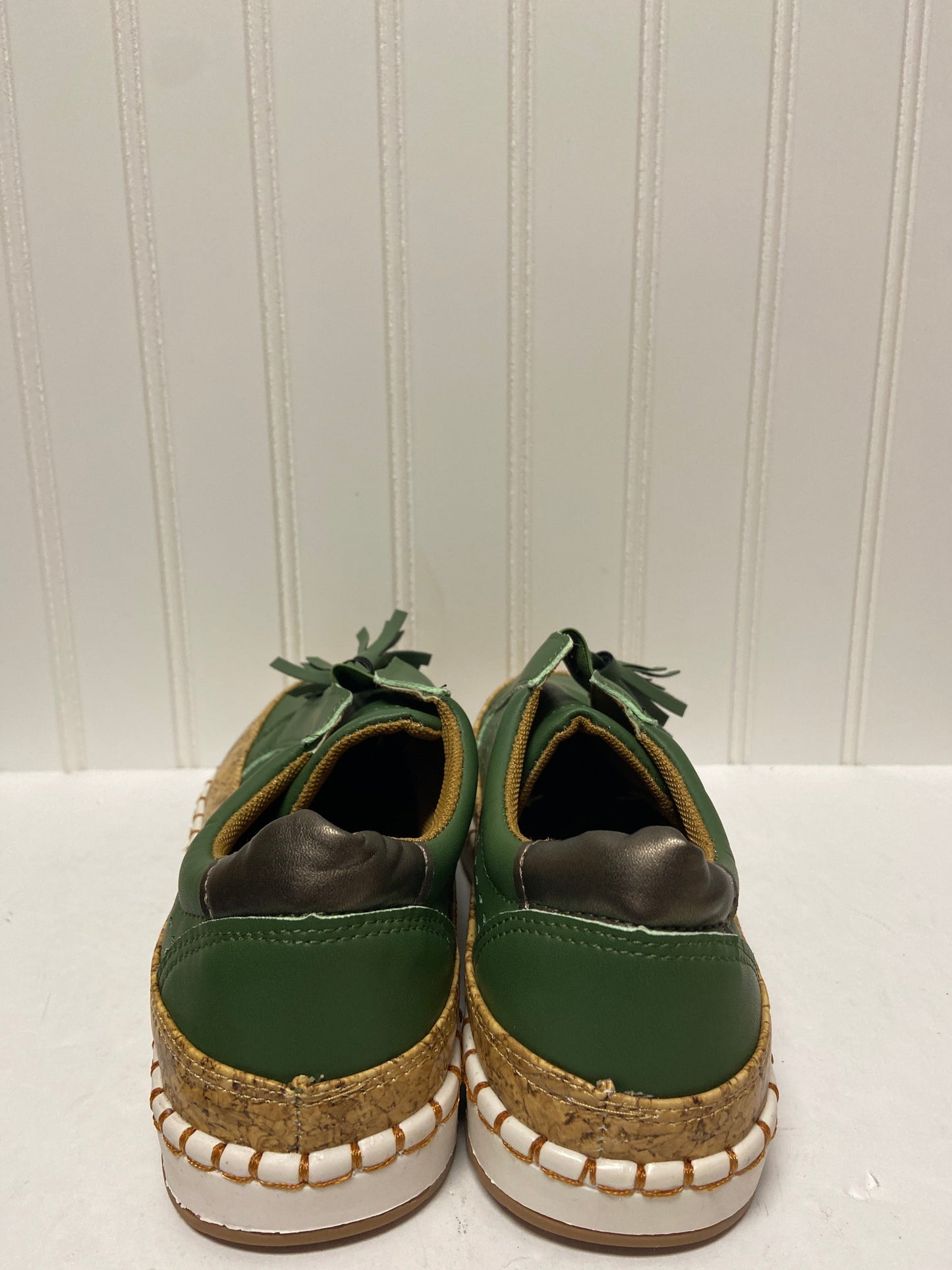 Green Shoes Flats Clothes Mentor, Size 7.5